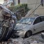 Τροχαίο στο Ναύπλιο: Τρελή πορεία αυτοκινήτου – Γκρέμισε μάντρα και έπεσε σε σταθμευμένα οχήματα