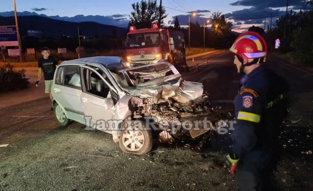 Λαμία: Σοκαριστικό τροχαίο με ένα νεκρό – Αυτοκίνητο καρφώθηκε σε φορτηγό