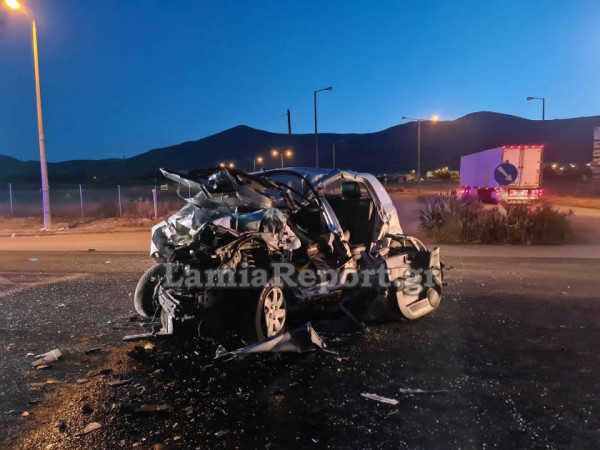 Λαμία: Σοκαριστικό τροχαίο με ένα νεκρό – Αυτοκίνητο καρφώθηκε σε φορτηγό