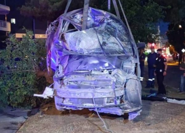 Τροχαίο – σοκ στο Χαλάνδρι – ΙΧ καρφώθηκε σε δέντρο – Νεκρός ο νεαρός οδηγός