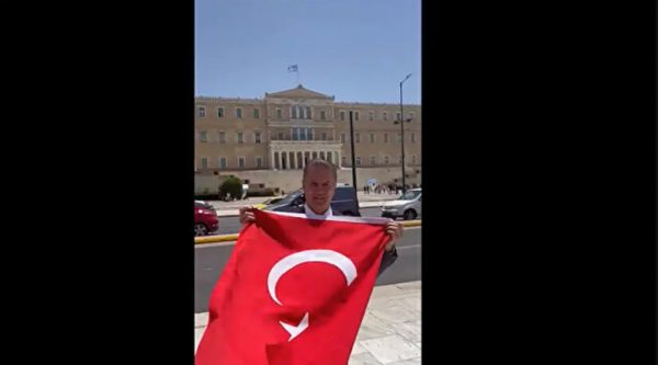 Ελληνοτουρκικά: «Με κυνήγησαν για να με δείρουν» λέει ο Τούρκος που ξεδίπλωσε την ημισέληνο στο Σύνταγμα