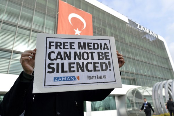 Τουρκία: Ένα χρόνο πριν από τις εκλογές, η κυβέρνηση ποινικοποιεί την «παραπληροφόρηση»