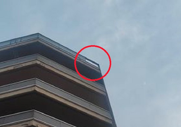 Θεσσαλονίκη: Τζαμαρία έπεσε από τον 7ο όροφο – Από θαύμα δεν υπήρξαν θύματα (εικόνες)