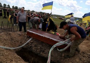 Ουκρανία: Το Κίεβο παρέλαβε από τη Ρωσία τις σορούς 64 στρατιωτών που σκοτώθηκαν στο Αζοφστάλ