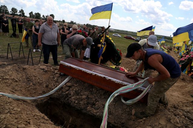 Ουκρανία: Το Κίεβο παρέλαβε από τη Ρωσία τις σορούς 64 στρατιωτών που σκοτώθηκαν στο Αζοφστάλ