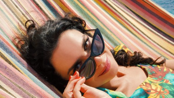 «Έλα να φύγουμε γι’ αλλού» σε χορευτικό ρυθμό από την Κλεονίκη Δεμίρη