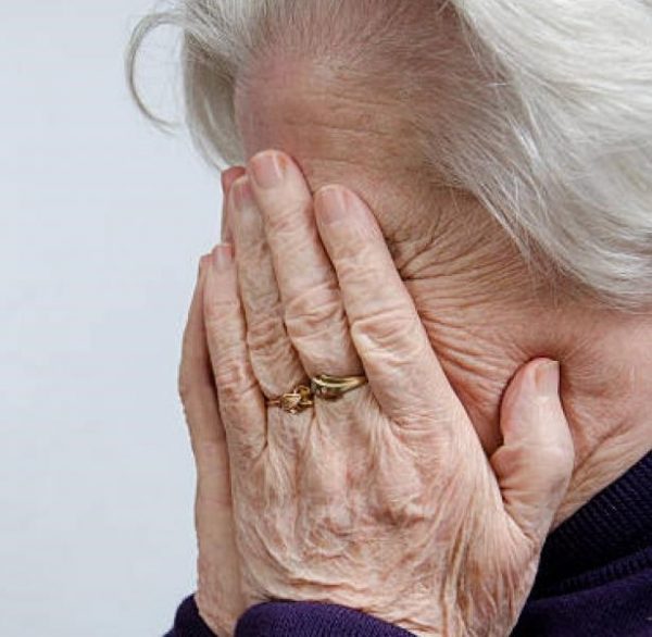 Γιατί να γερνάει ο άνθρωπος χωρίς αγάπη; Κακοποιήσεις και εγκατάλειψη ηλικιωμένων