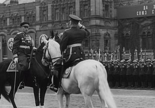 Η επιβλητική παρέλαση του Κόκκινου Στρατού το 1945 – Τα λάβαρα των ναζί πετάχτηκαν στο έδαφος και σχημάτισαν βουνό