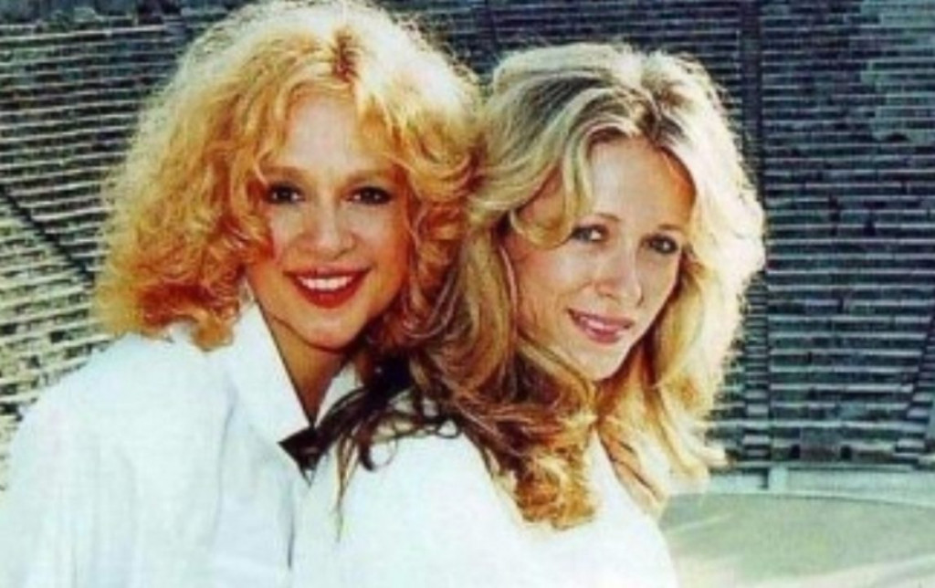 Αλίκη Βουγιουκλάκη: Όταν φιλήθηκε στο στόμα με τη Νόρα Βαλσάμη – Η σπάνια φωτογραφία από τη δεκαετία του ’90