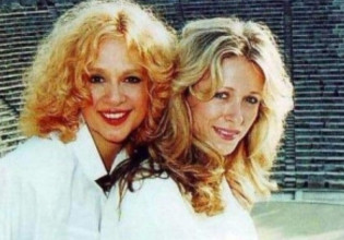 Αλίκη Βουγιουκλάκη: Όταν φιλήθηκε στο στόμα με τη Νόρα Βαλσάμη – Η σπάνια φωτογραφία από τη δεκαετία του ’90