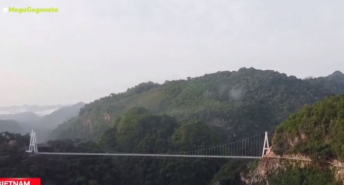 Βιετνάμ: Η κρεμαστή γυάλινη γέφυρα που κόβει την ανάσα μπήκε στο βιβλίο Γκίνες