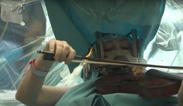 Εννιά στους δέκα χειρούργους στην Ελλάδα ακούν μουσική κατά τη διάρκεια επέμβασης