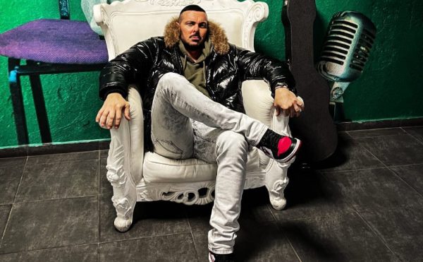 Mad Video Music Awards: Έξαλλος ο Νίκος Βουρλιώτης με το ξύλο – Αποχώρησε από την απονομή