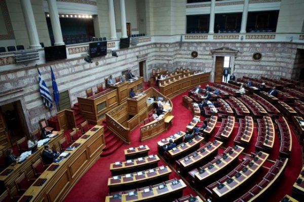 Βουλή-ΛΑΡΚΟ: «Προσχεδιασμένο έγκλημα του μεγάρου Μαξίμου», καταγγέλλει η αντιπολίτευση