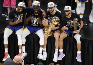 Οι Γουόριορς επέστρεψαν στη βάση τους και αποθεώθηκαν