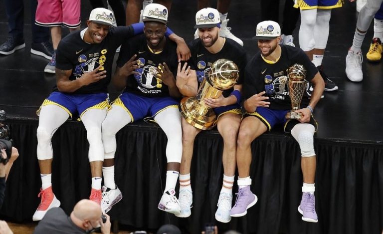 Οι Γουόριορς επέστρεψαν στη βάση τους και αποθεώθηκαν