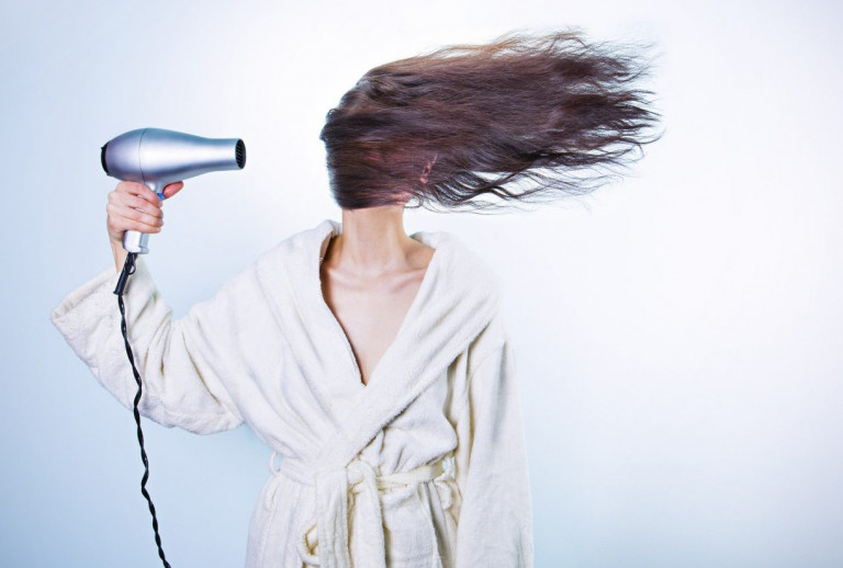 H φροντίδα των μαλλιών το καλοκαίρι – Χρήσιμα tips για να παραμείνουν υγιή και δυνατά