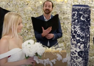 Απίστευτο και όμως αληθινό! Νεαρή ερωτεύτηκε και παντρεύτηκε ένα… χαλί