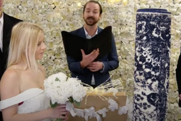 Απίστευτο και όμως αληθινό! Νεαρή ερωτεύτηκε και παντρεύτηκε ένα… χαλί