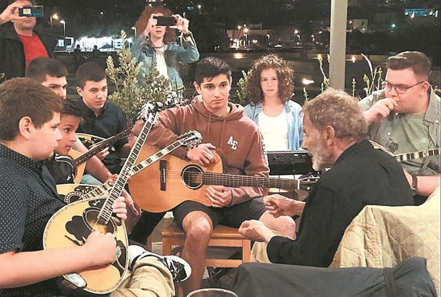 Ξαρχάκος: Κάντε ησυχία, τώρα μιλάω με τα παιδιά!