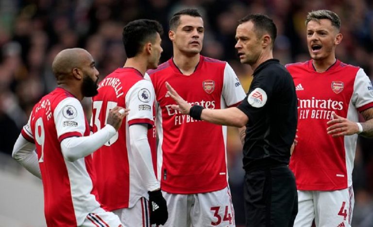 «Βόμβα» στην Αγγλία: Έρευνα για… ύποπτη κίτρινη κάρτα του Τζάκα