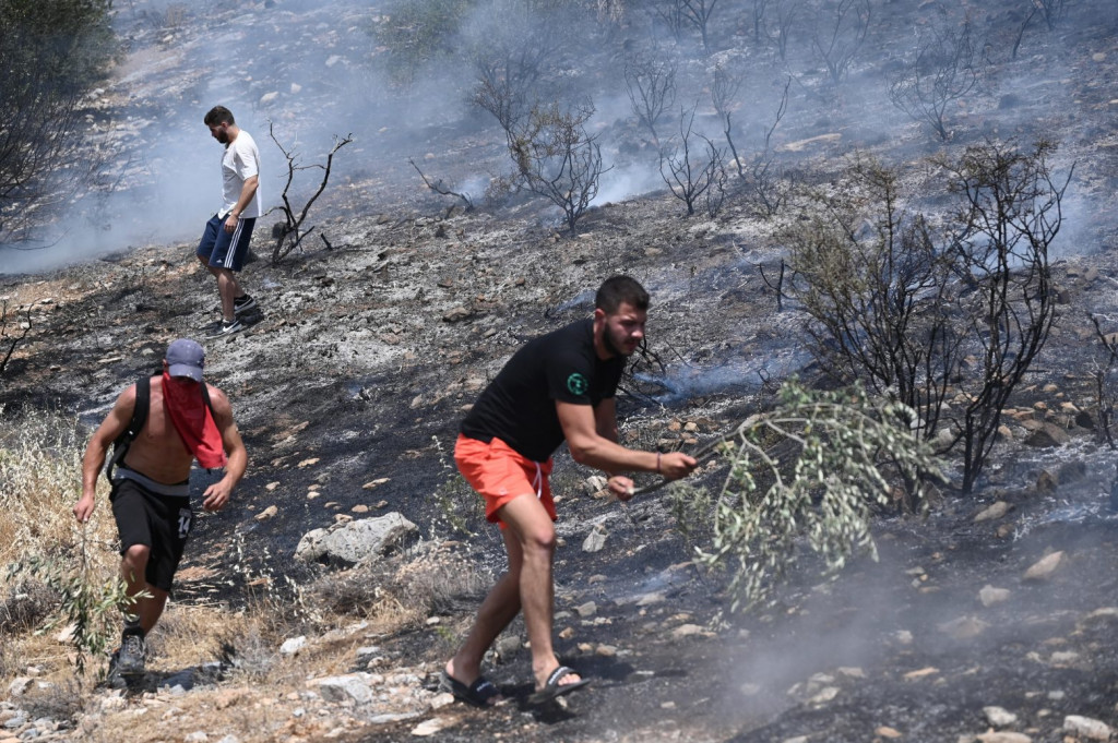 Φωτιά σε Βούλα και Βάρη: Σε ύφεση το πύρινο μέτωπο – Στη μάχη από το πρωί τα εναέρια μέσα