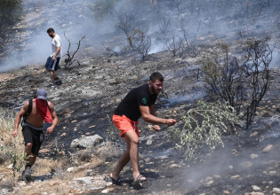 Φωτιά σε Βούλα και Βάρη: Σε ύφεση το πύρινο μέτωπο – Στη μάχη από το πρωί τα εναέρια μέσα