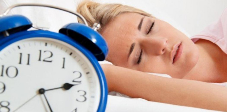 Πόσες ώρες πρέπει να διαρκεί ο τέλειος ύπνος στους μεσήλικες;