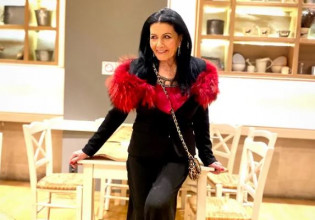 Η Ζωζώ Σαπουντζάκη τρολάρει την βασίλισσα Ελισάβετ: «Το έβαλα πρώτη, άργησες…»