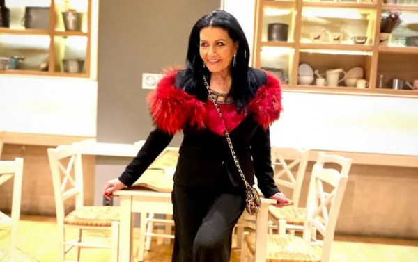 Η Ζωζώ Σαπουντζάκη τρολάρει την βασίλισσα Ελισάβετ: «Το έβαλα πρώτη, άργησες…»