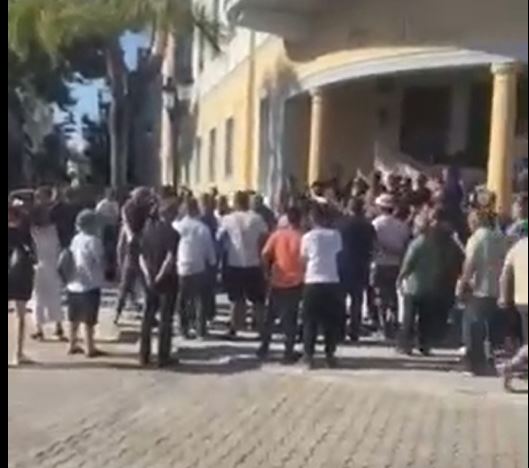 «Θερμή» υποδοχή και «μπλόκο» στον Σίμο Κεδίκογλου [βίντεο]