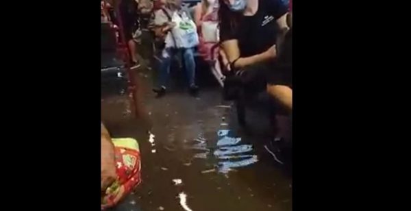 Θεσσαλονίκη: Επιβάτες λεωφορείου εγκλωβίστηκαν σε ένα μέτρο νερό