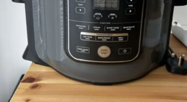 Βρετανία: Έβαλε αγγελία για φριτέζα και κατά λάθος ανέβασε γυμνές φωτογραφίες