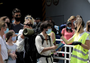 Κοροναϊός: Παραμένει υποχρεωτική η μάσκα στα πλοία και τα ταξί
