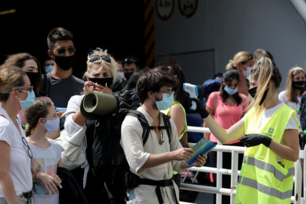 Κοροναϊός: Παραμένει υποχρεωτική η μάσκα στα πλοία και τα ταξί