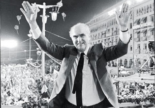 Carmira Burana: Το μουσικό έργο – σταθμός που είχε επιλέξει ο Ανδρέας Παπανδρέου για να ανοίγει τις συγκεντρώσεις του