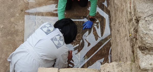 Σχολείο στην Αρχαία Κόρινθο θα έχει γυάλινο πάτωμα λόγω Αρχαίων ψηφιδωτών