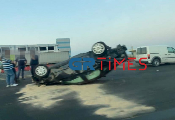 Τροχαίο στην Ε. Ο. Αθηνών-Θεσσαλονίκης: Αναποδογύρισε αυτοκίνητο στη μέση του δρόμου