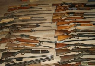 Θεσσαλονίκη: Καταγγέλθηκε από τη σύζυγό του για εξύβριση και βρέθηκε στην κατοχή του μίνι οπλοστάσιο