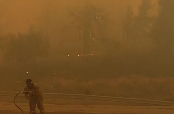Φωτιά στα Μέγαρα: Αναφορές για καμένα σπίτια – Νέες εκκενώσεις οικισμών
