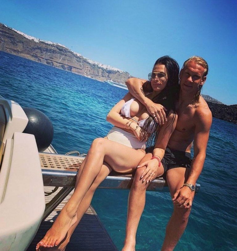 Η καυτή σύντροφος του Βίντα έρχεται να… κολάσει τα ελληνικά γήπεδα