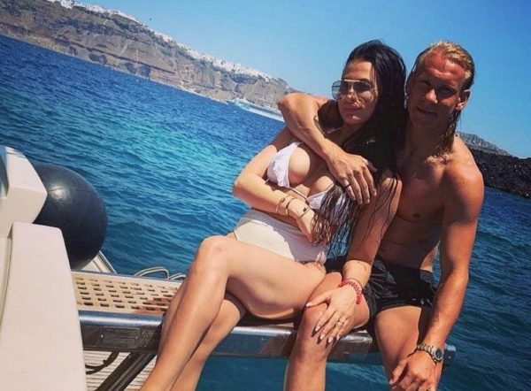 Η καυτή σύντροφος του Βίντα έρχεται να… κολάσει τα ελληνικά γήπεδα