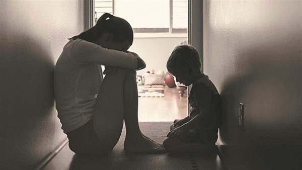 Η ενδοοικογενειακή βία δεν πάει διακοπές