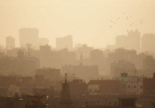 Καύσωνας: Πώς οι υψηλές θερμοκρασίες αυξάνουν επικίνδυνα την ατμοσφαιρική ρύπανση