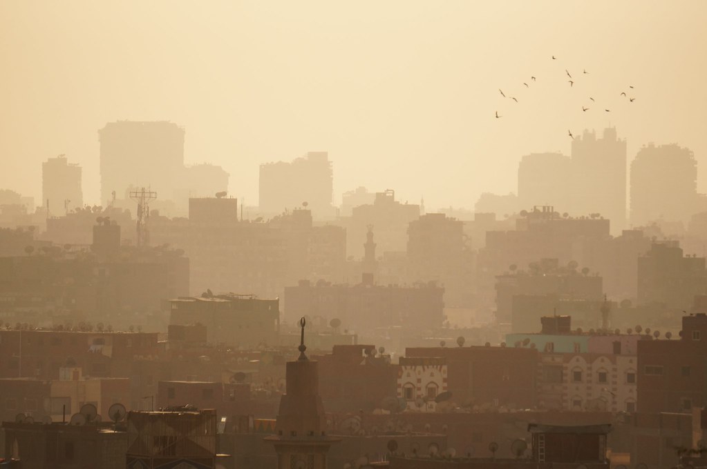 Καύσωνας: Πώς οι υψηλές θερμοκρασίες αυξάνουν επικίνδυνα την ατμοσφαιρική ρύπανση