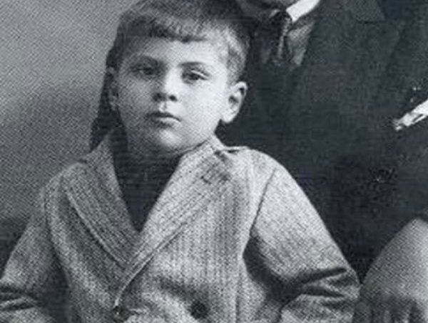 Μίκης Θεοδωράκης: Η παιδική ηλικία του σπουδαίου συνθέτη