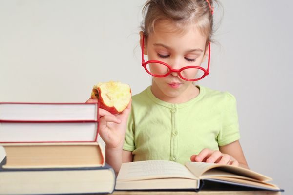 Καλοκαιρινές διακοπές: 5 διασκεδαστικοί τρόποι για να μη χάσει το παιδί την επαφή του με το διάβασμα