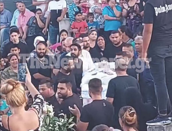 Βόλος: Σπαρακτικές στιγμές στην κηδεία της 14χρονης που πέθανε μετά από 4 μήνες στη ΜΕΘ