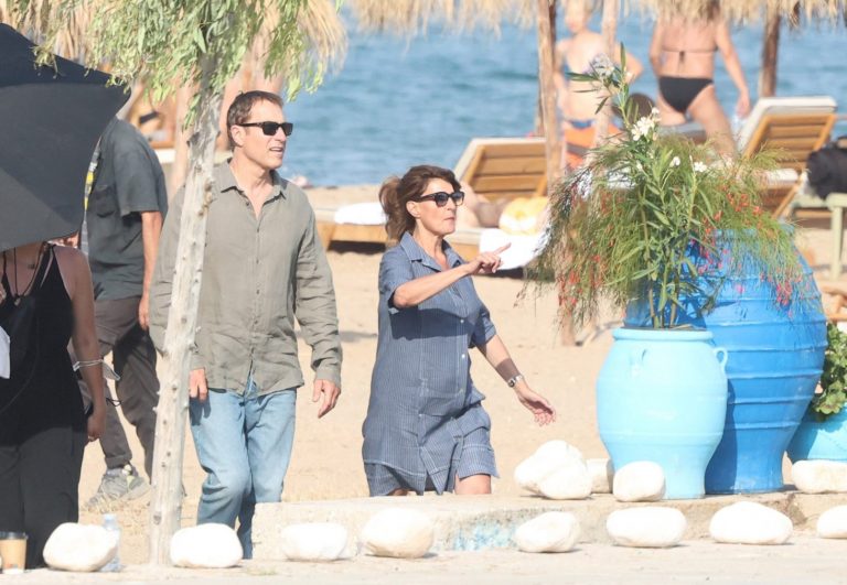 Γάμος αλά Eλληνικά 3: Συνεχίζονται τα γυρίσματα στη Ραφήνα – Δείτε φωτογραφίες με τη Νία Βαρντάλος