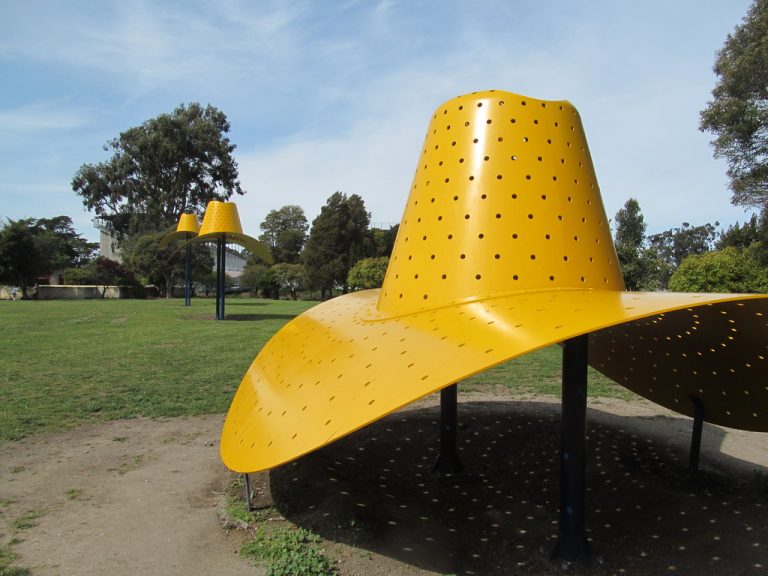 Ο γλύπτης Κλάες Όλντενμπουργκ κατασκεύαζε αμφιλεγόμενα, μνημειώδη καθημερινά αντικείμενα